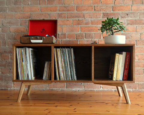 'Ceian' solid oak media unit with rounded oak legs