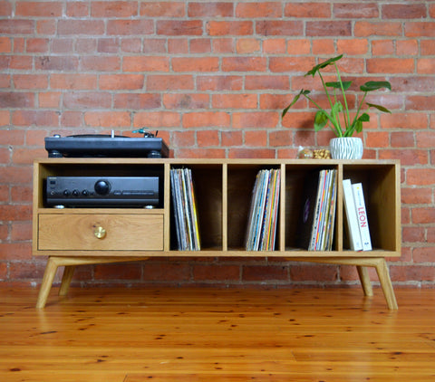 'Menyn' Solid Oak vinyl unit